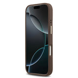 Apple iPhone 17 Pro Kılıf Guess M-safe Şarj Özellikli Gold Metal Kamera Çerçeveli PU Deri 4G Desen Yazı Logolu Kapak Kahverengi