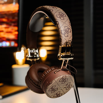 Guess Kulak Üstü Bluetooth Kulaklık 4G Metal Logolu PU Deri Tasarım Kahverengi