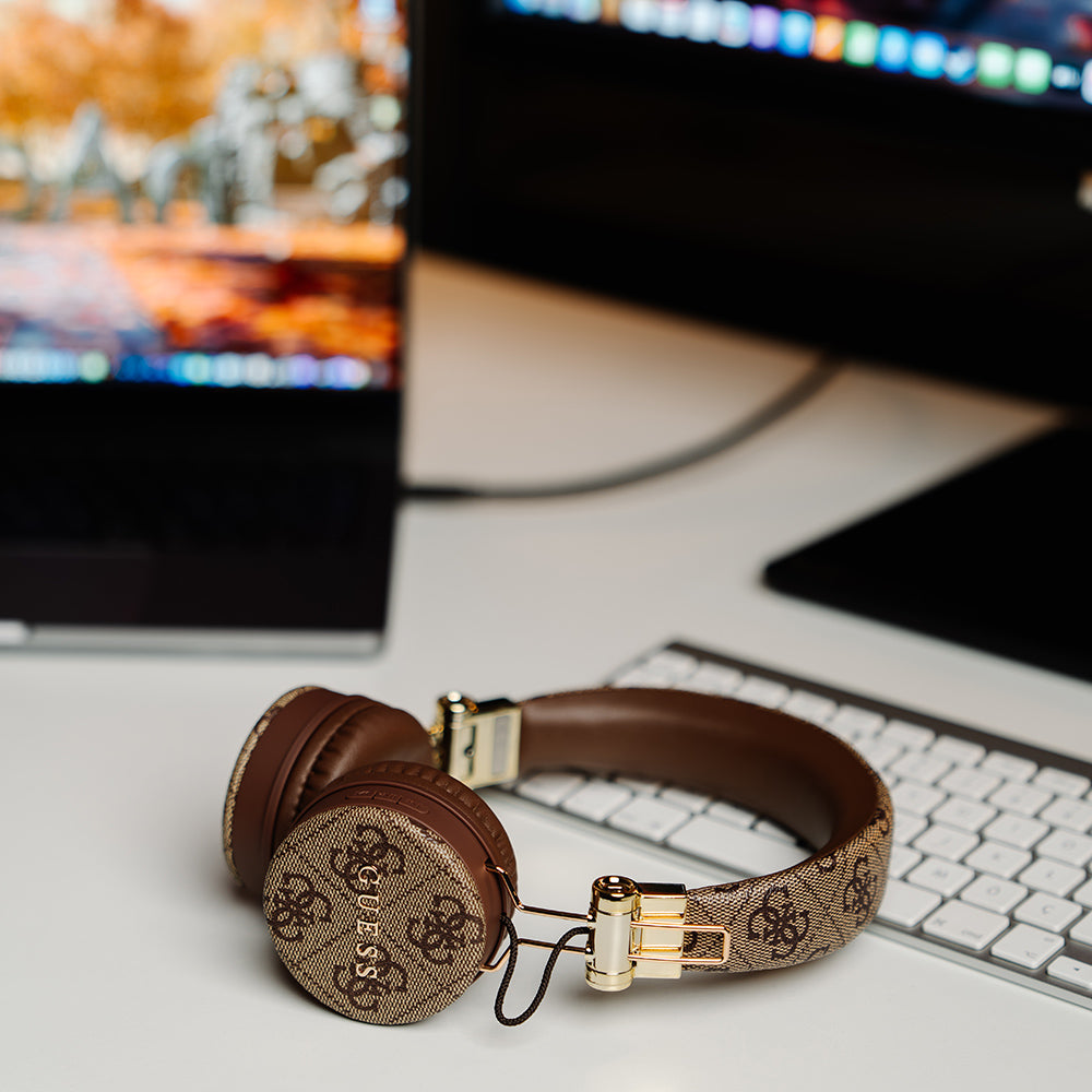 Guess Kulak Üstü Bluetooth Kulaklık 4G Metal Logolu PU Deri Tasarım Kahverengi