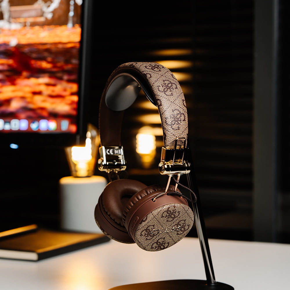 Guess Kulak Üstü Bluetooth Kulaklık 4G Metal Logolu PU Deri Tasarım Kahverengi