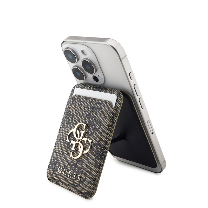 Guess Standlı Magnetik Kartlık PU Deri 4G Desenli Büyük Metal 4G ve Yazı Logolu Kahverengi